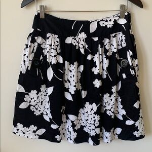 CATO Floral Black and White Skirt full gathered two pockets midi length SZ 4